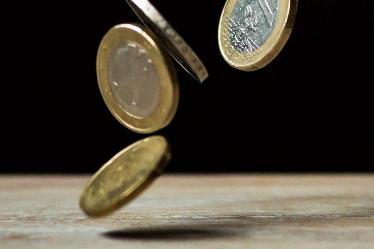Eurostücke fallen auf den Boden